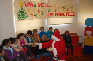 "Uma mão amiga... Um Natal feliz..."